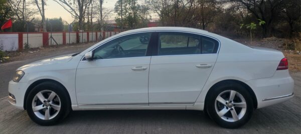Volkswagen Passat - Image 7